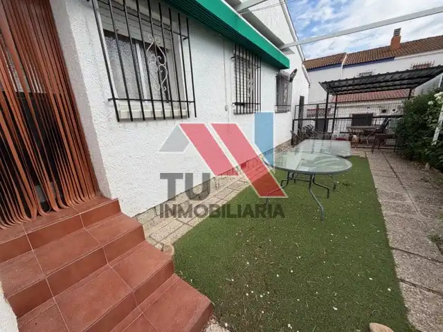 Vista exterior de Casa o xalet en venda en Villamiel de Toledo amb Aire condicionat, Terrassa i Piscina