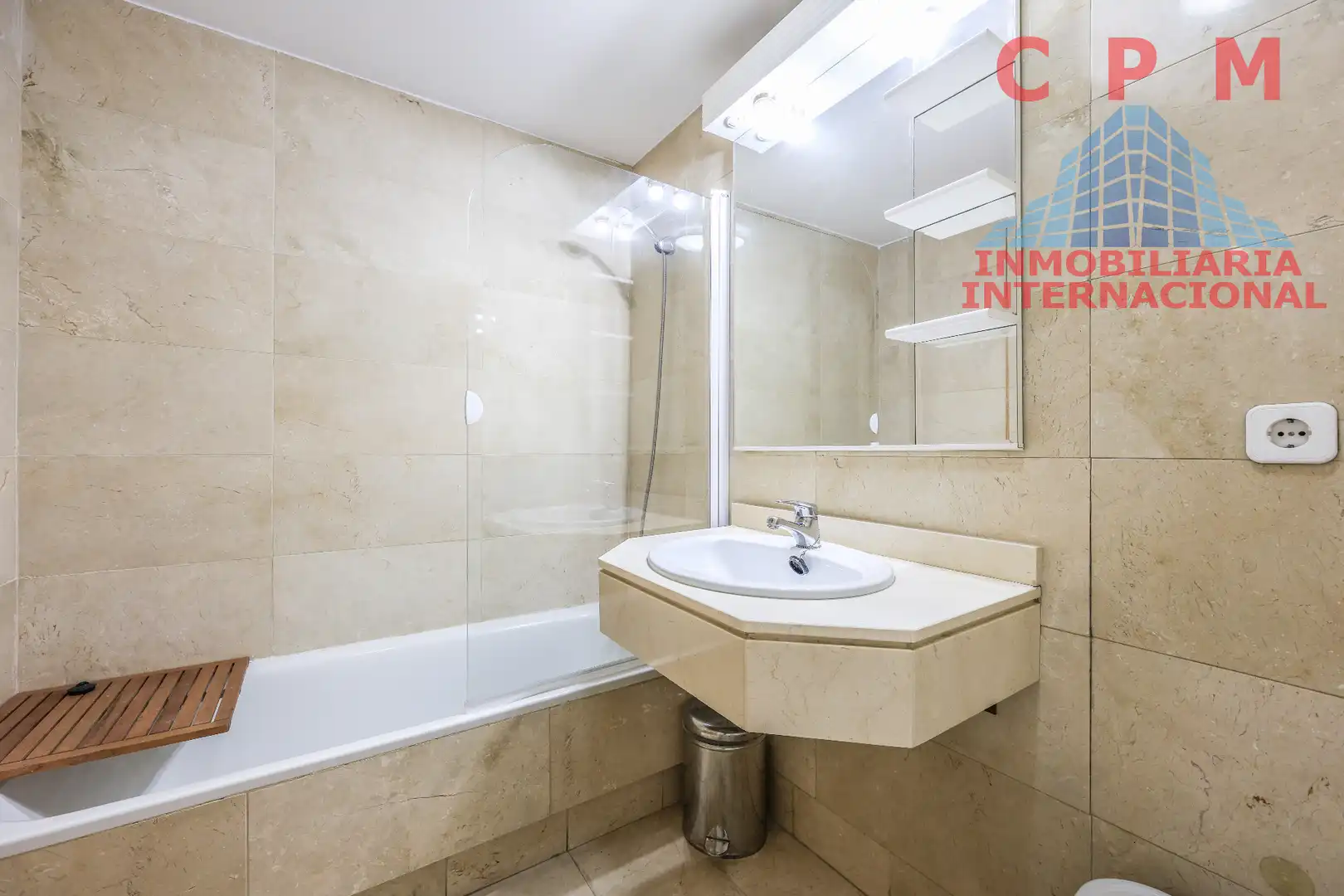 Bathroom of Flat for rent in Madrid  with Air Conditioner, Heating and Parquet flooring