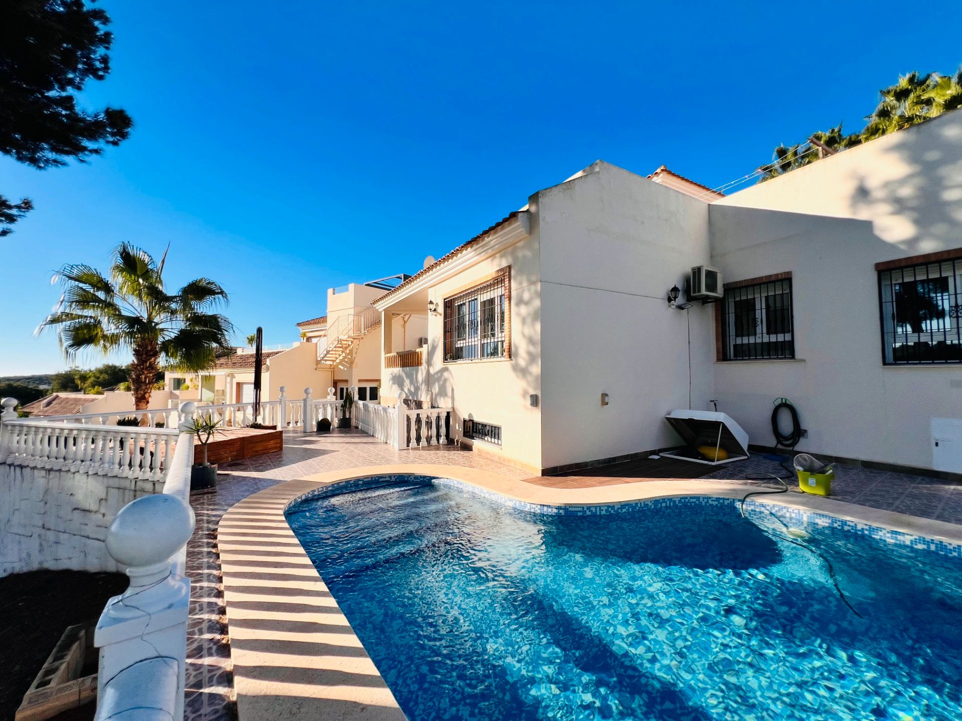 Vista exterior de Casa o xalet en venda en Orihuela amb Aire condicionat, Jardí privat i Terrassa