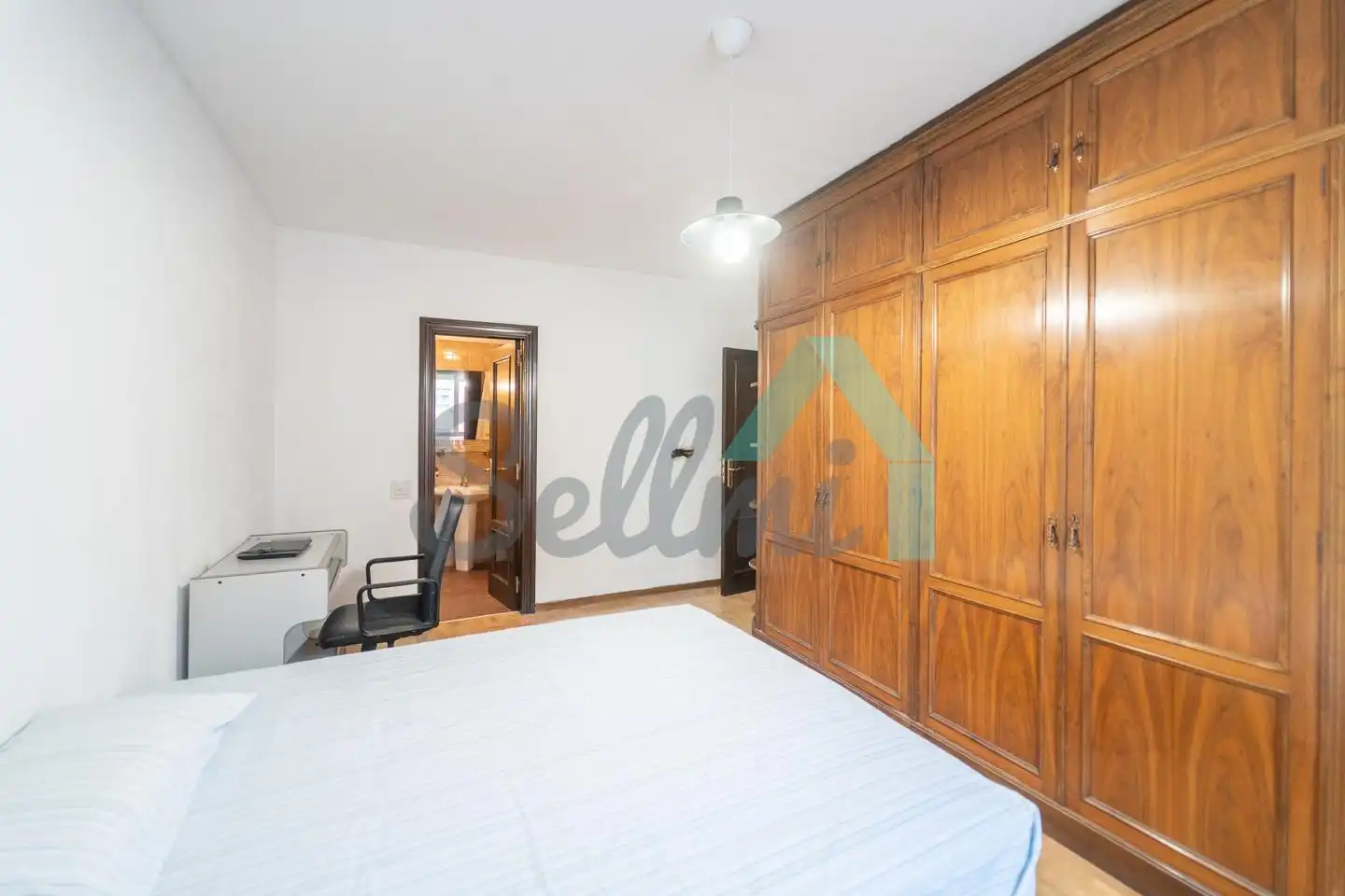 Bedroom of Flat for share in Oviedo   with Heating, Parquet flooring and Furnished