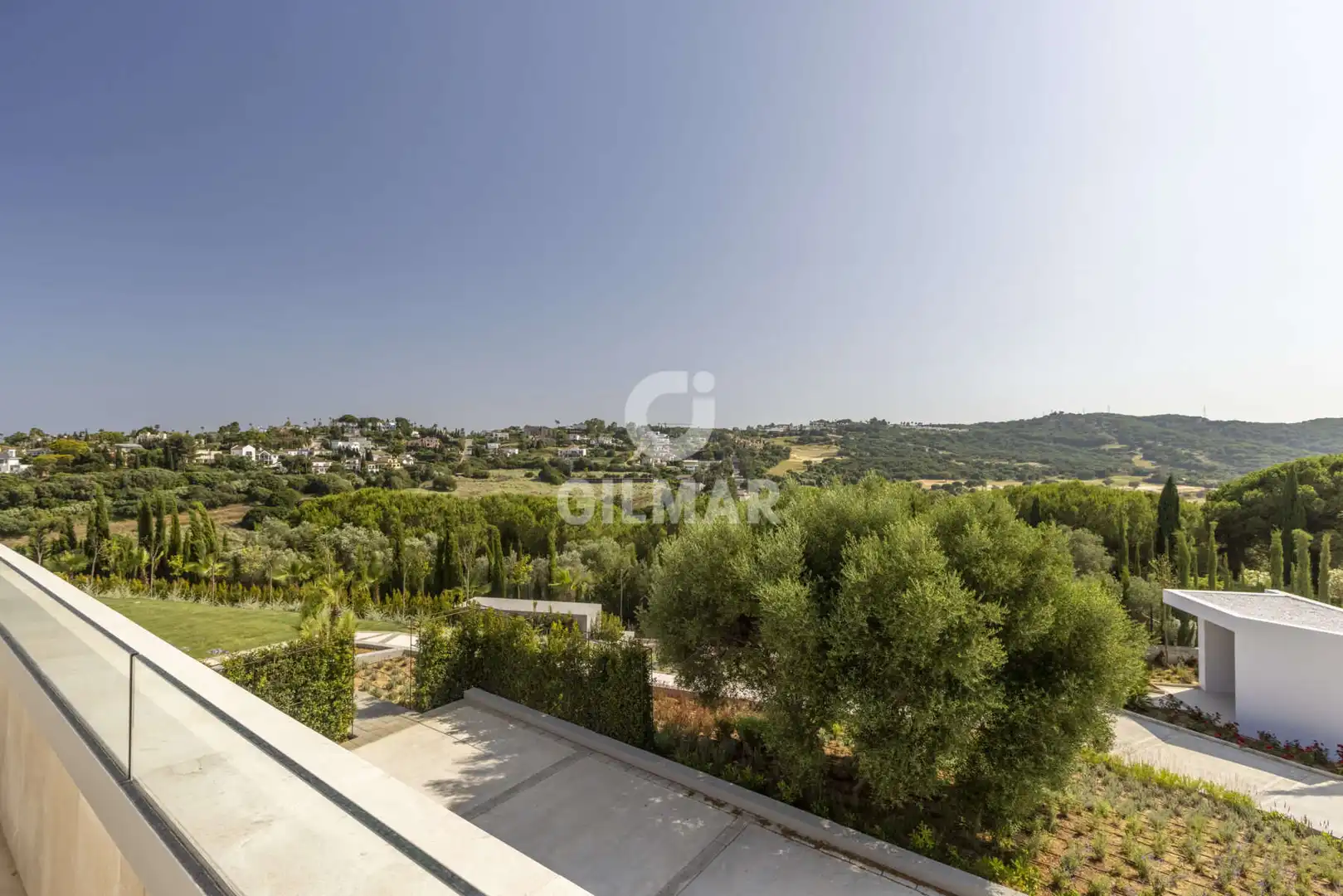 Vista exterior de Casa o xalet en venda en Sotogrande amb Calefacció, Jardí privat i Piscina