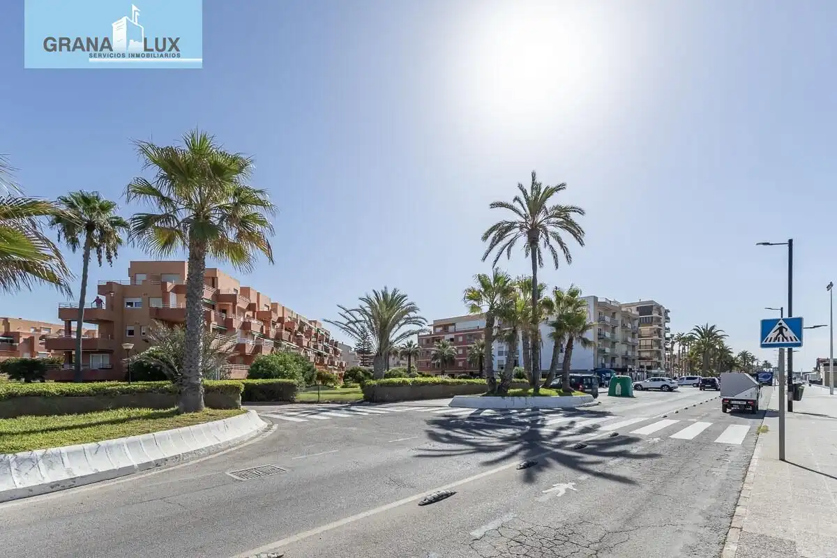 Vista exterior de Dúplex en venda en Salobreña amb Terrassa i Piscina comunitària
