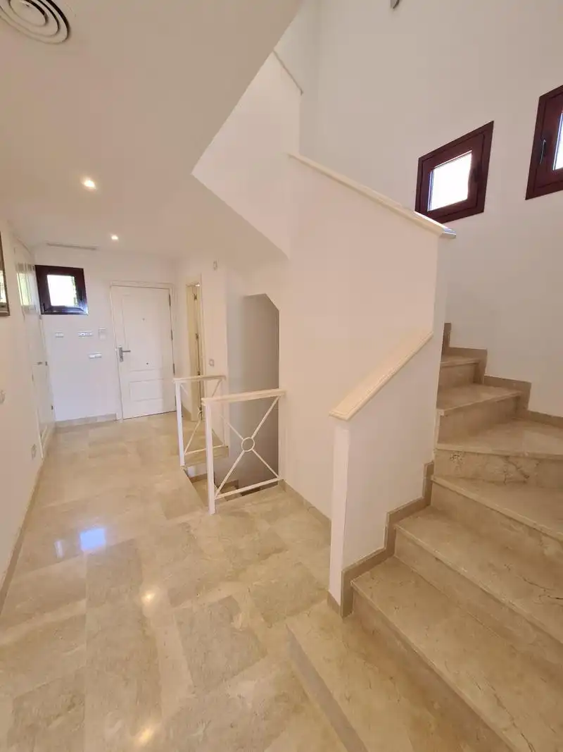 Casa adosada de alquiler en Benahavís con Aire acondicionado, Calefacción y Jardín privado