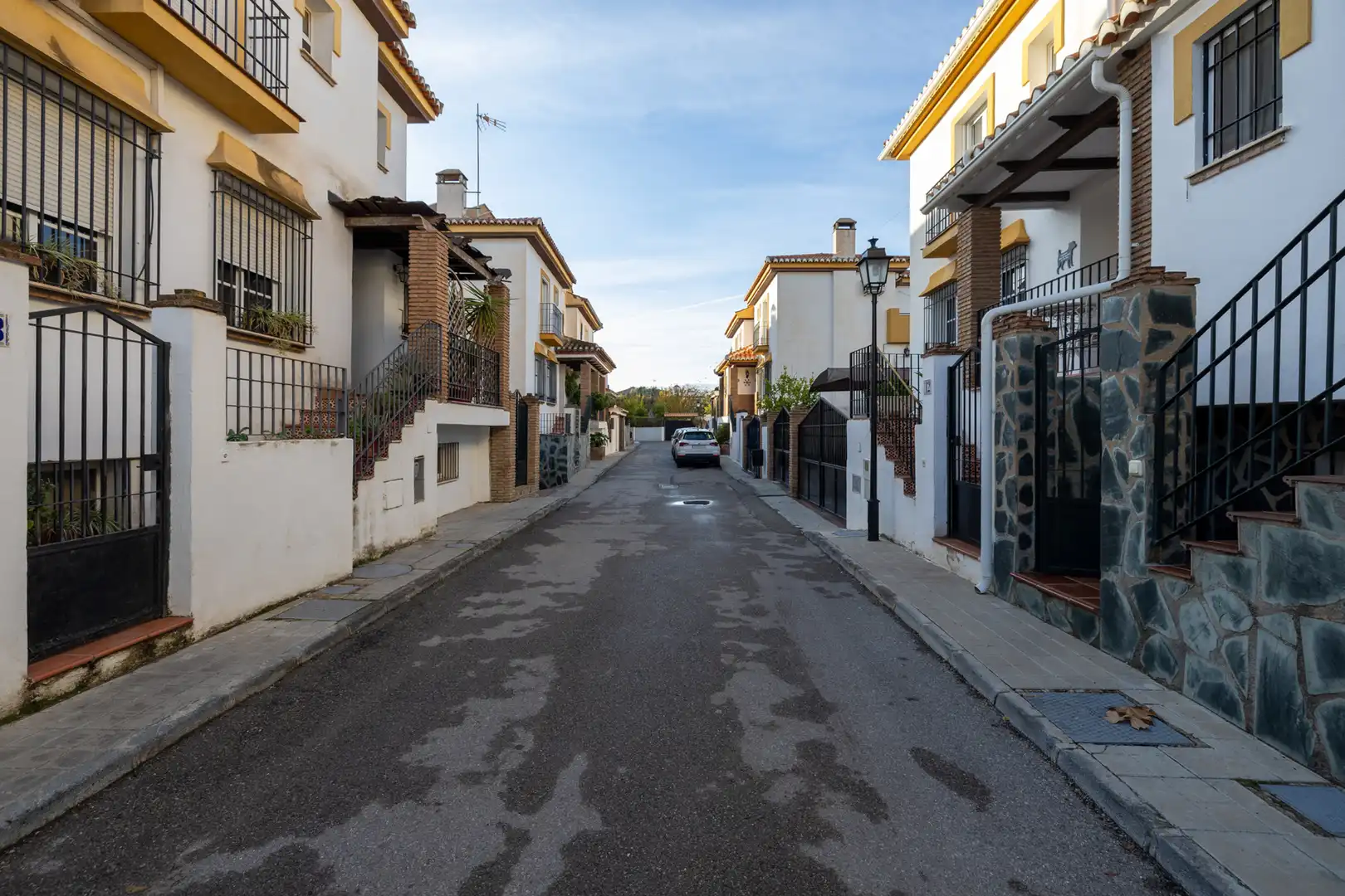 Vista exterior de Casa adosada en venda en Ogíjares amb Aire condicionat, Calefacció i Parquet