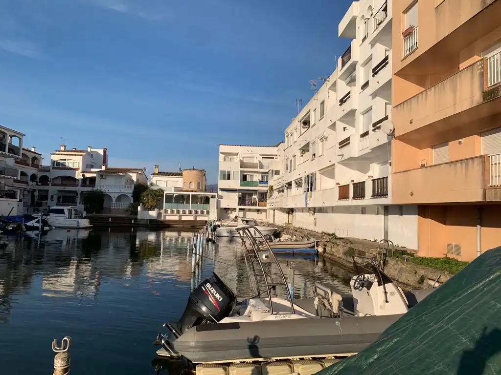 Vista exterior de Piso en venta en Empuriabrava con Balcón