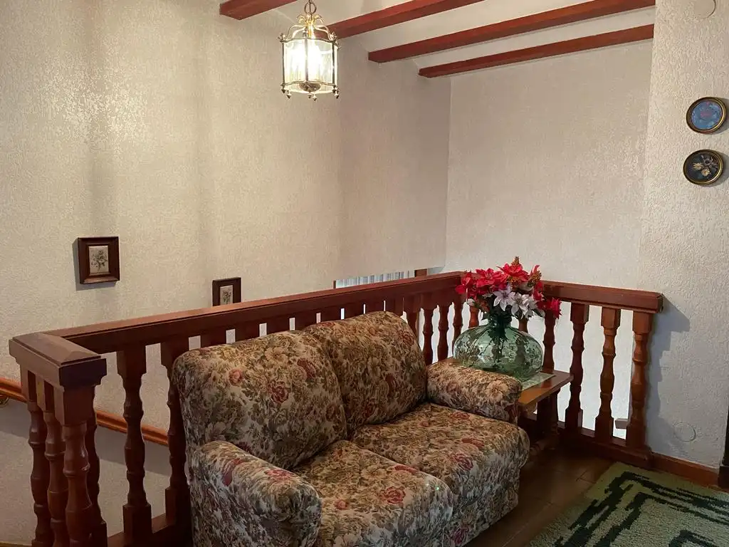 Sala d'estar de Casa o xalet en venda en Castañares de Rioja amb Calefacció, Jardí privat i Parquet