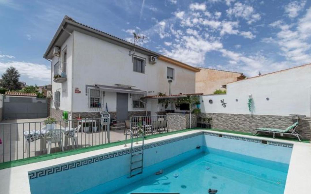 Piscina de Casa adosada en venda en Láchar amb Aire condicionat, Calefacció i Jardí privat