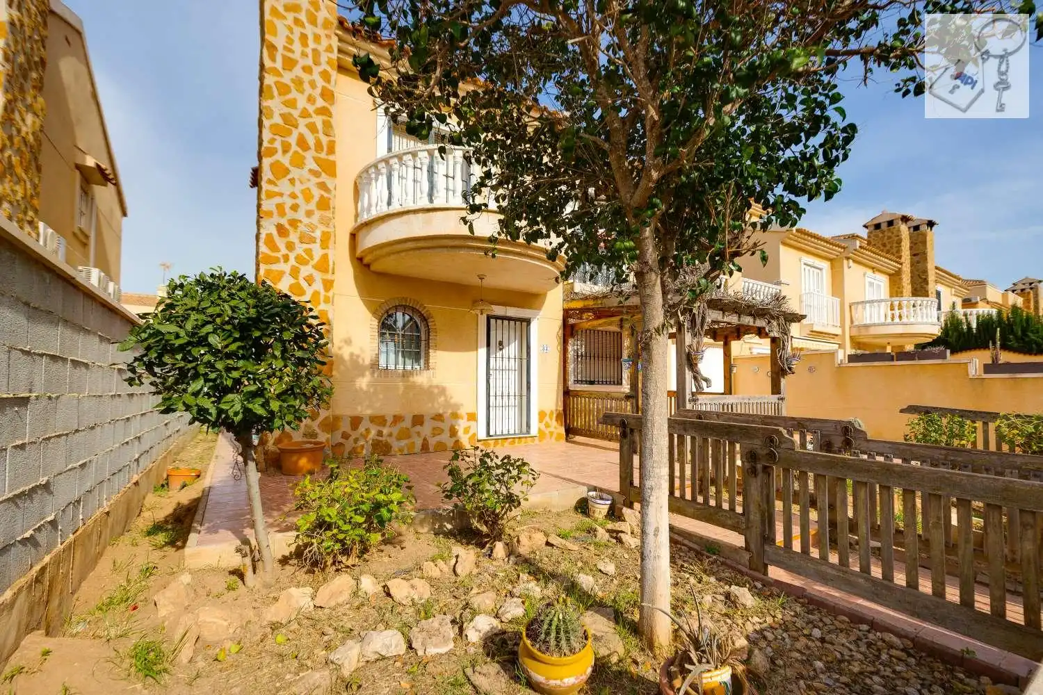 Vista exterior de Casa o chalet en venta en Torrevieja con Terraza y Piscina