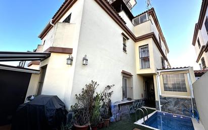 Exterior view of Single-family semi-detached for sale in Alcalá del Río  with Air Conditioner, Heating and Private garden