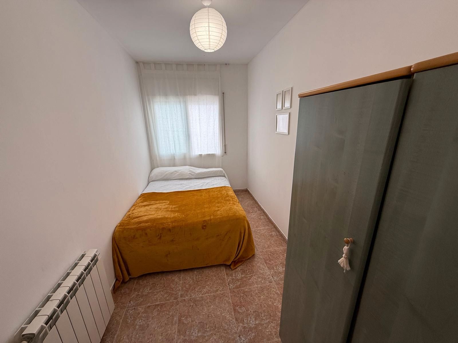 Habitación de Casa adosada en venta en Roda de Berà con Calefacción, Terraza y Amueblado