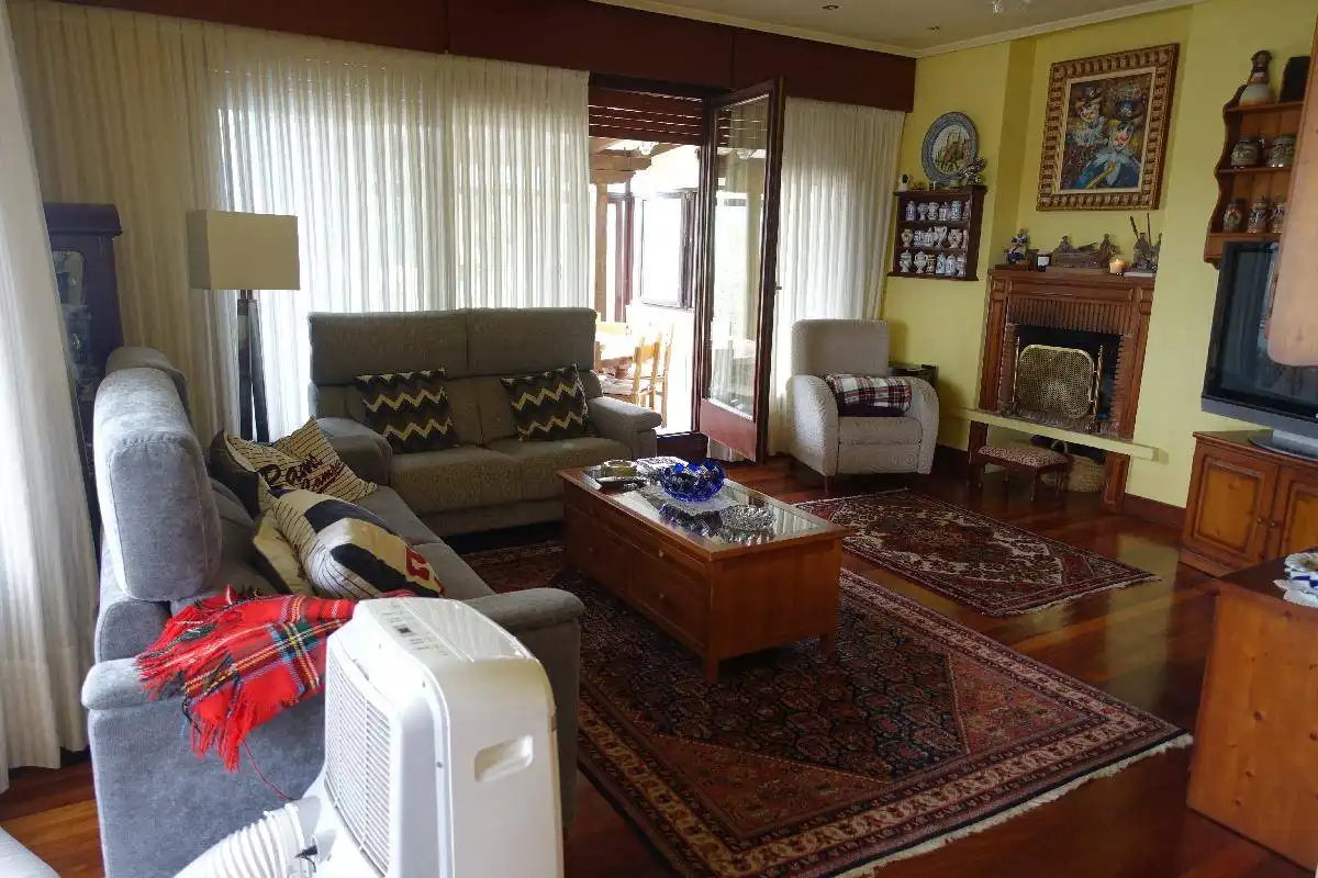 Sala d'estar de Casa o xalet en venda en Mungia amb Calefacció, Jardí privat i Terrassa