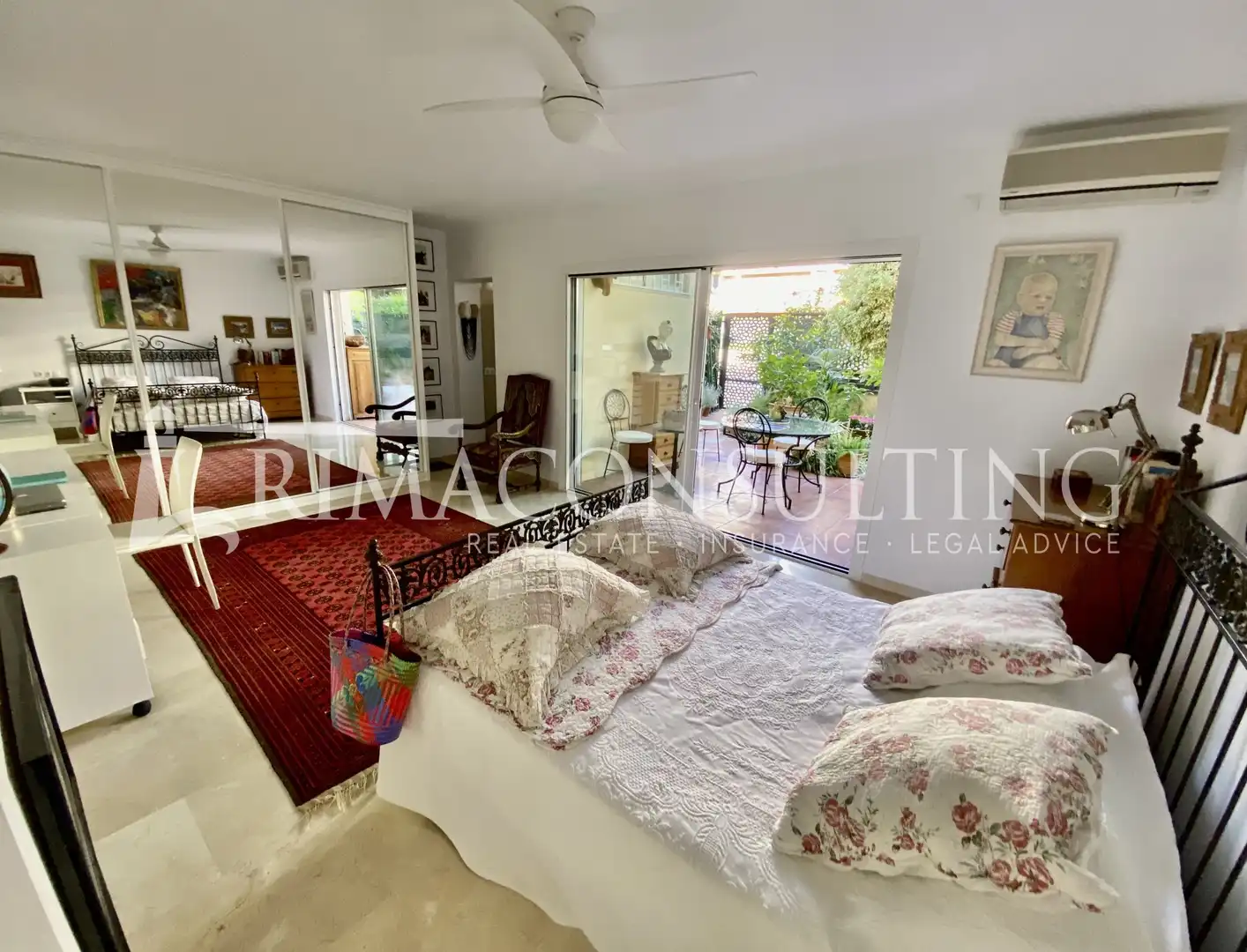 Schlafzimmer von Erdgeschoss zum Verkauf in Marbella mit Klimaanlage, Privatgarten und Terrasse