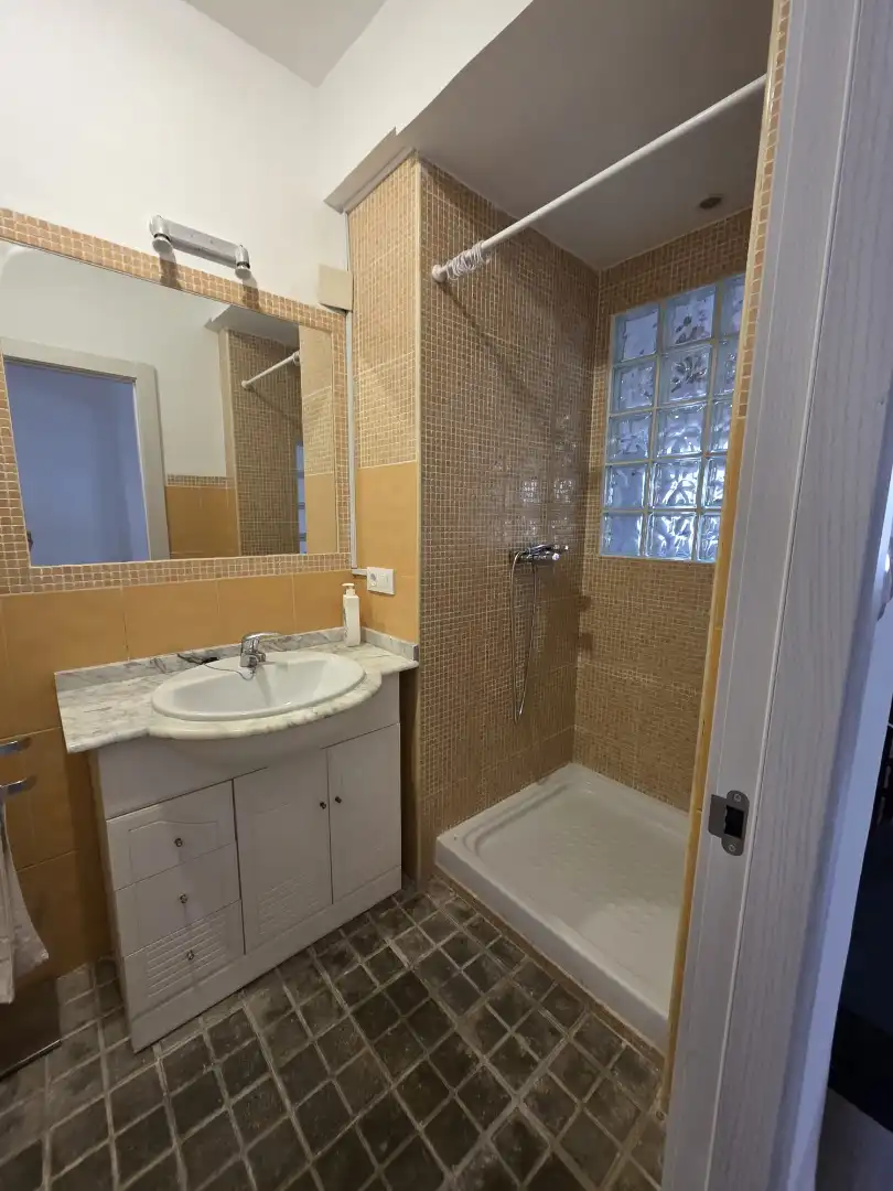 Bathroom of Flat for rent in Valencia  with Air Conditioner, Furnished and Oven