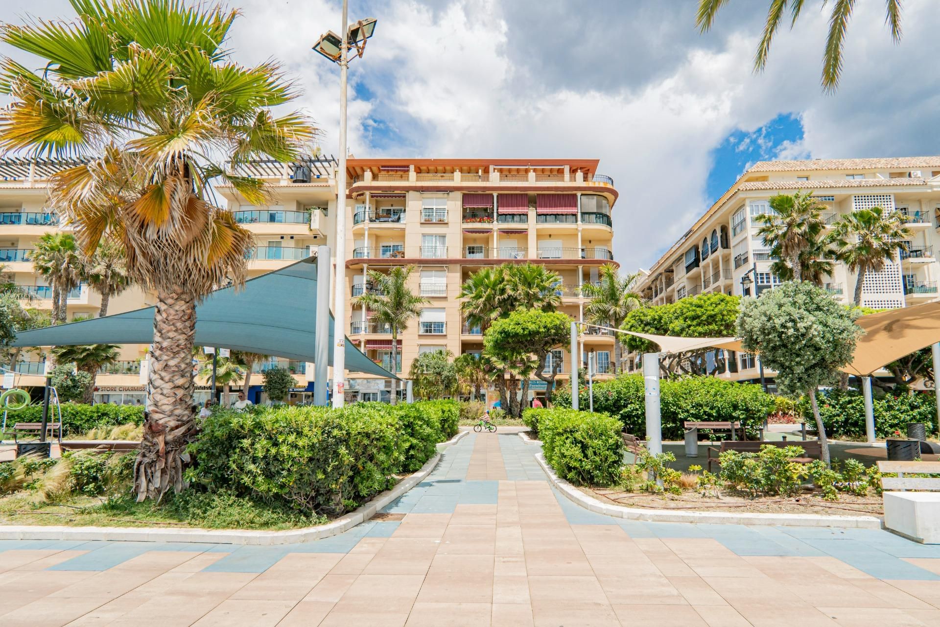 Vista exterior de Apartament de lloguer en Estepona amb Aire condicionat, Terrassa i Balcó
