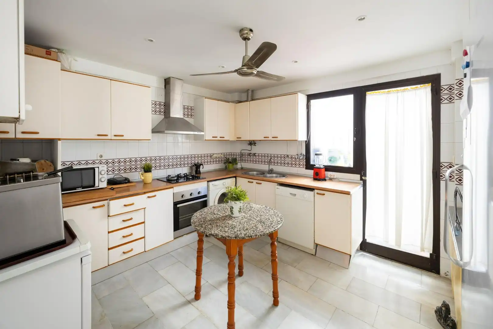 Küche von Einfamilien-Reihenhaus zum Verkauf in Motril mit Klimaanlage, Möbliert und Balkon