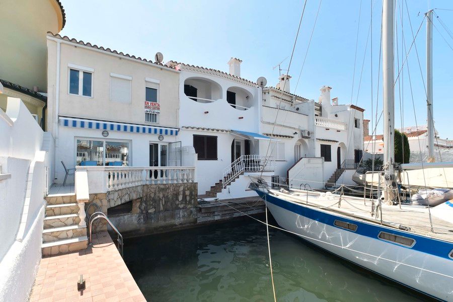 Vista exterior de Casa o xalet en venda en Empuriabrava amb Aire condicionat i Terrassa