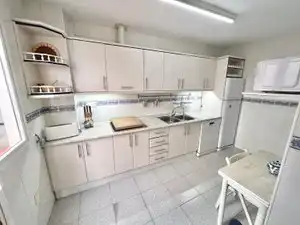 Cuina de Casa adosada de lloguer en Almuñécar amb Terrassa, Moblat i Balcó