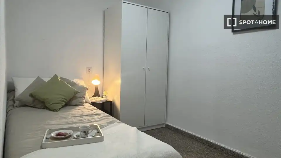 Habitación de Piso de alquiler en Valencia con Aire acondicionado, Calefacción y Amueblado