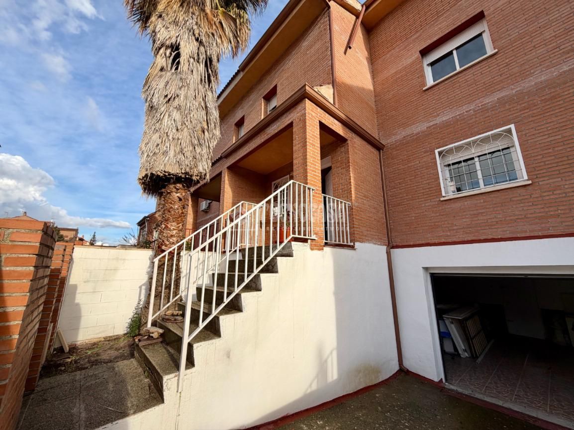 Exterior view of Single-family semi-detached for sale in Villanueva de la Torre  with Air Conditioner, Heating and Private garden