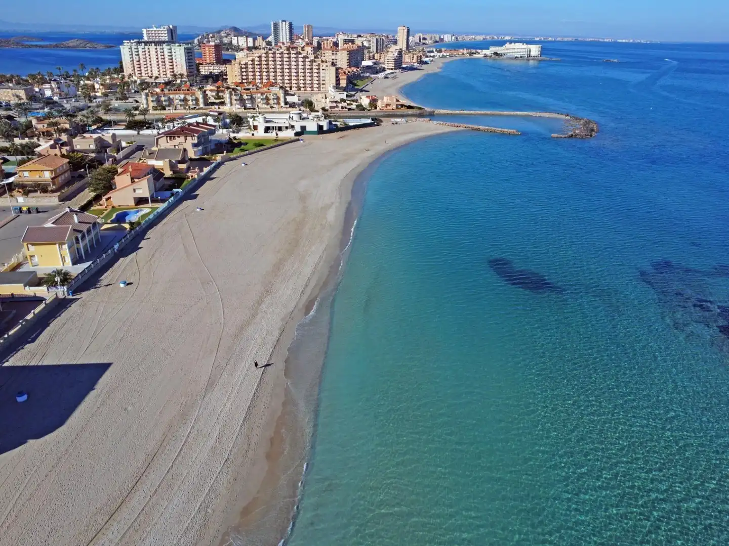 Vista exterior de Piso en venta en La Manga del Mar Menor con Terraza y Piscina comunitaria