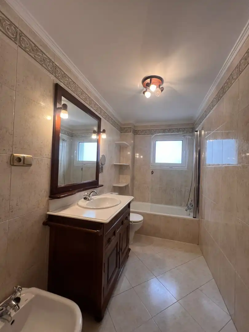 Bathroom of Flat for rent in Gijón   with Heating, Parquet flooring and Furnished
