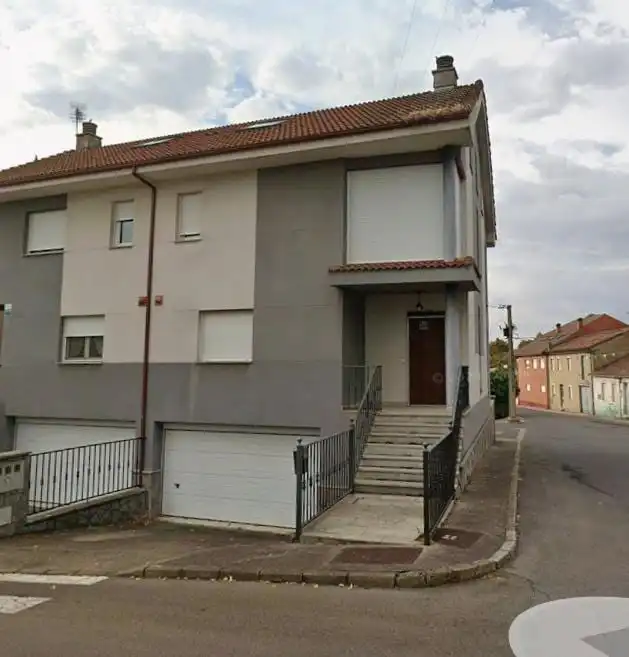 Vista exterior de Casa adosada en venta en Sariegos con Calefacción, Jardín privado y Terraza