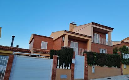 Vista exterior de Casa o xalet en venda en La Guardia de Jaén amb Aire condicionat, Terrassa i Piscina