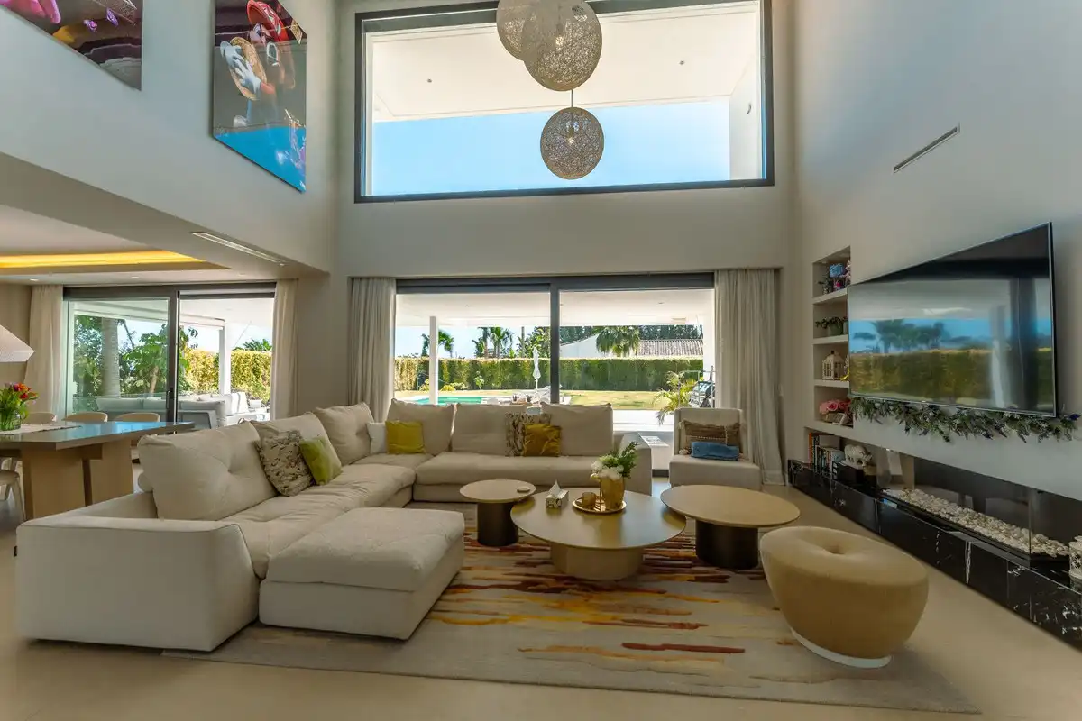 Sala d'estar de Casa o xalet de lloguer en Estepona amb Jardí privat, Piscina i Alarma