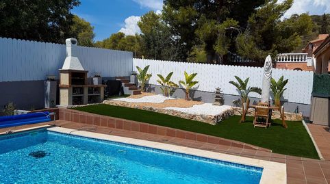 Chalet de 6 hab. con piscina y placas solares