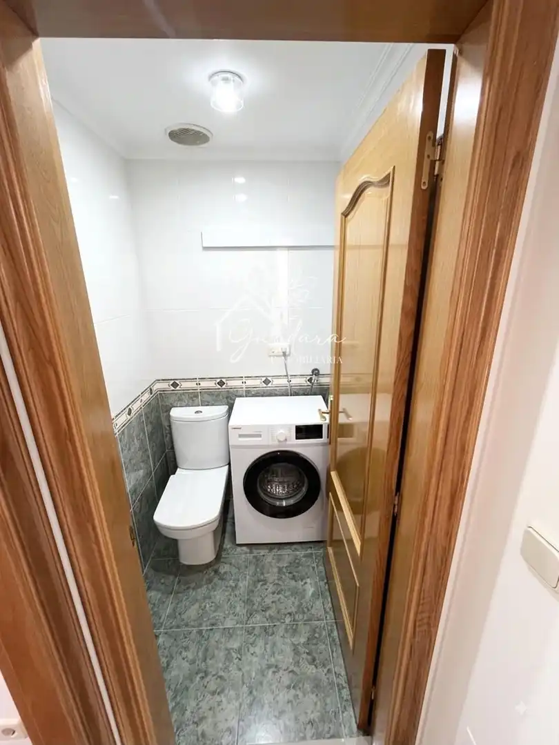 Bathroom of Flat for rent in Ferrol  with Heating, Parquet flooring and Storage room