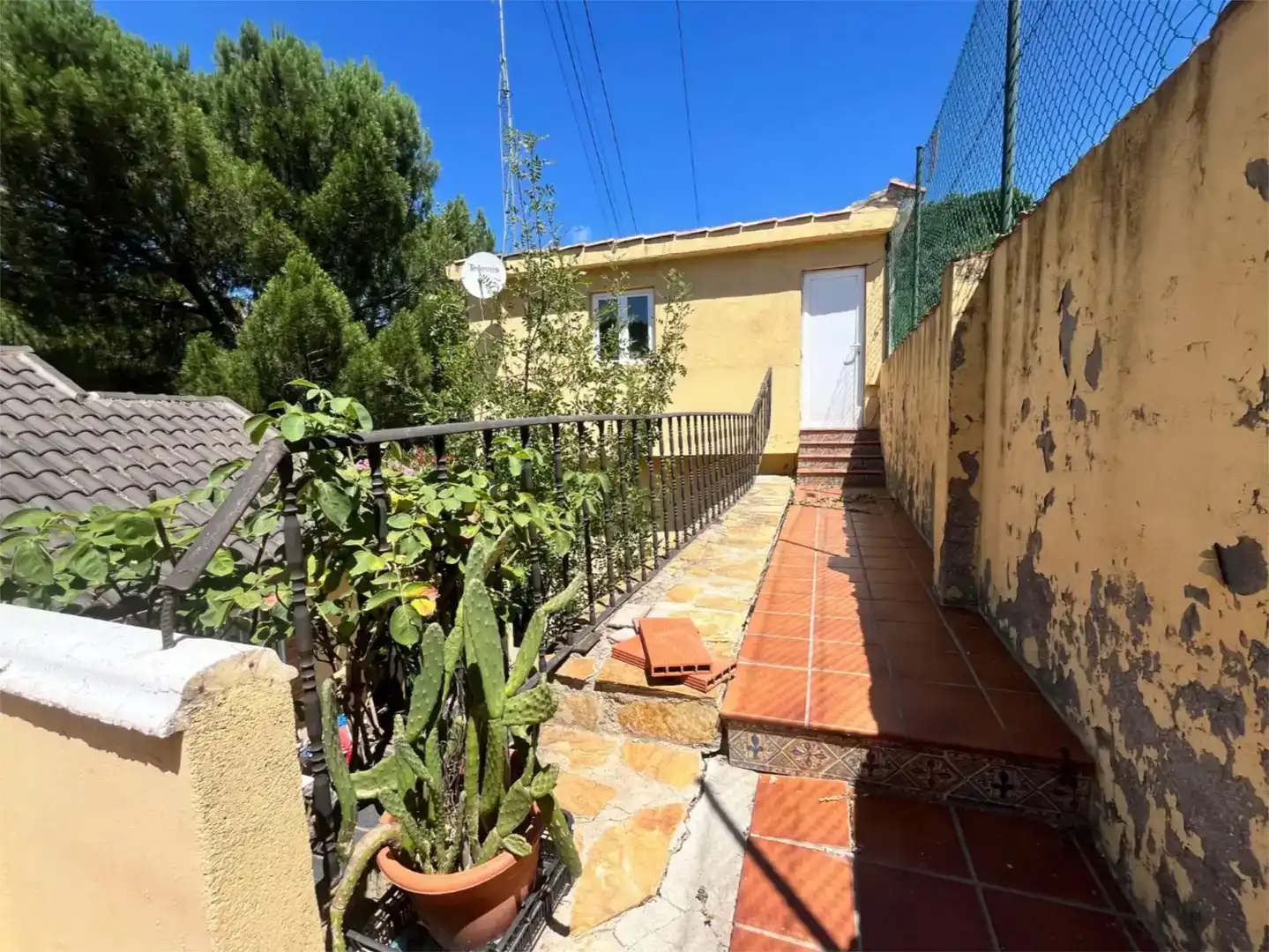 Vista exterior de Casa o xalet en venda en Villanueva del Pardillo amb Aire condicionat, Jardí privat i Parquet