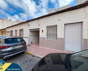 Vista exterior de Casa o xalet en venda en Guardamar del Segura amb Calefacció, Terrassa i Moblat