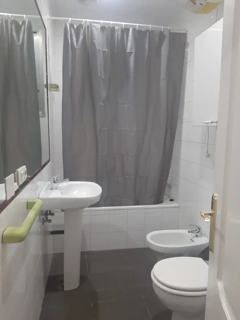 Baño de Piso de alquiler en Villaverde del Río con Aire acondicionado, Terraza y Amueblado