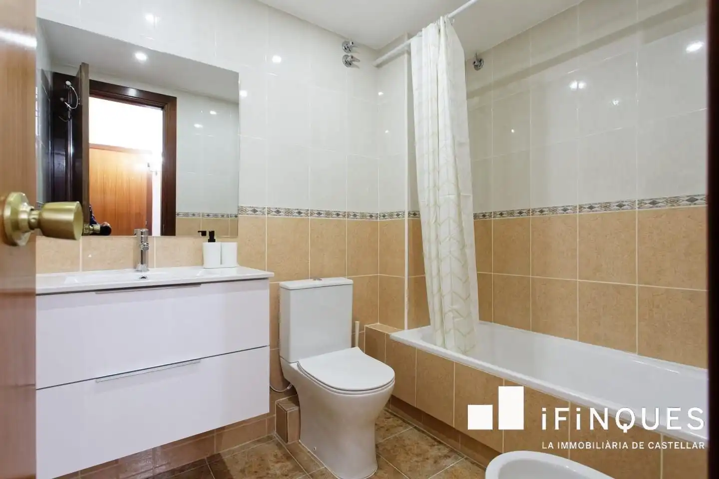 Bathroom of Duplexes for sale in Rubí  with Air Conditioner, Parquet flooring and Terrace