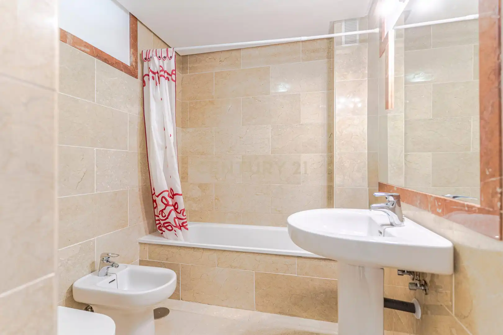 Badezimmer von Wohnung zum Verkauf in Manilva mit Privatgarten, Abstellraum und Gemeinschaftspool
