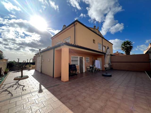 Casa adosada en Venta en JOSEP CASTELLET (FONTSCALDES) en Valls