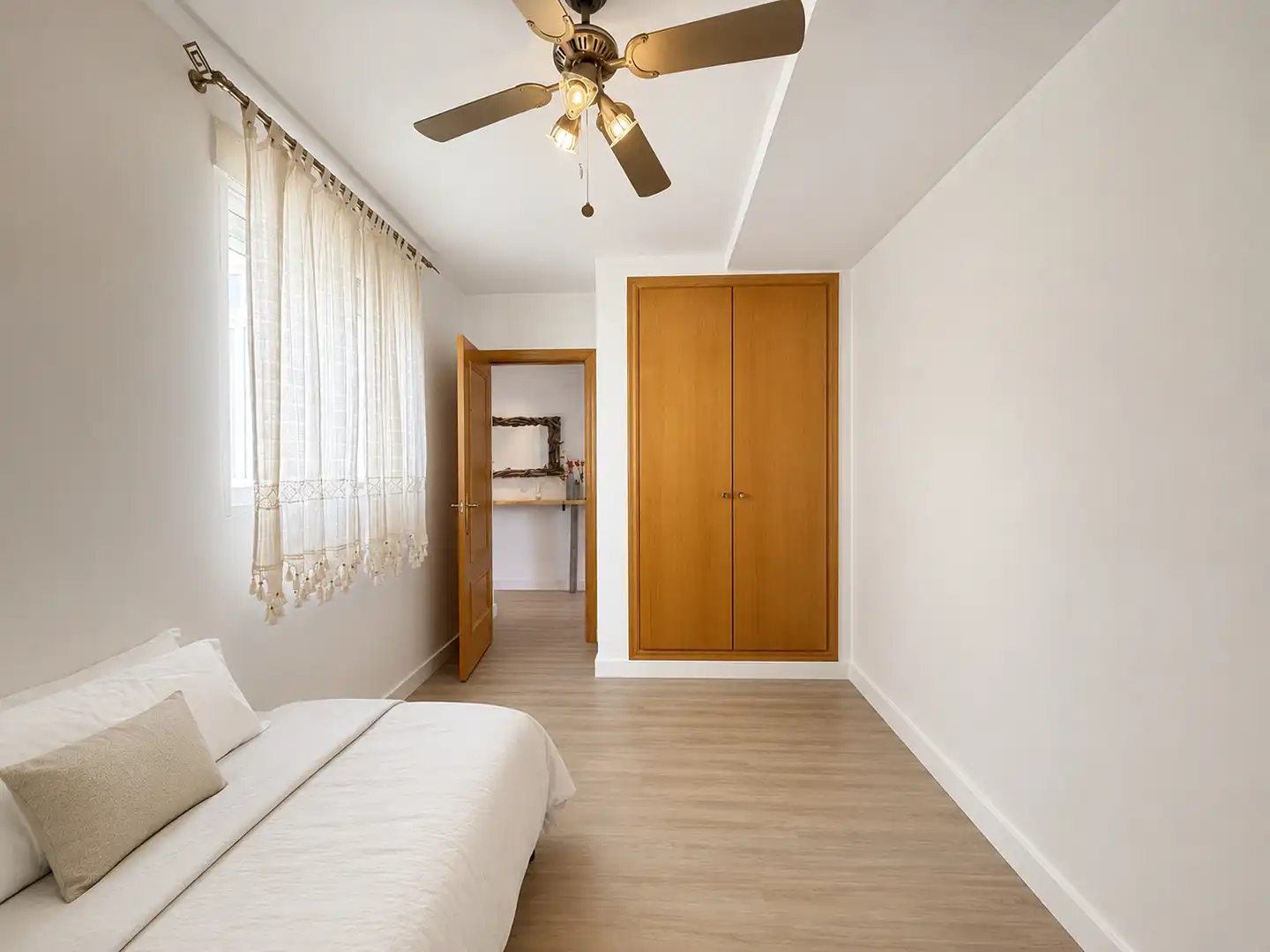 Bedroom of Flat for sale in La Pobla de Vallbona  with Air Conditioner, Furnished and Oven