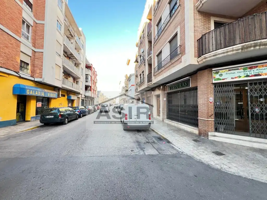 Vista exterior de Local en venta en Alzira