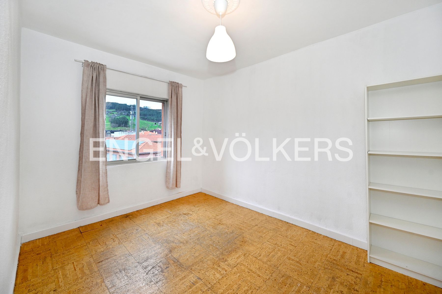 Dormitori de Apartament en venda en Los Corrales de Buelna  amb Calefacció i Parquet