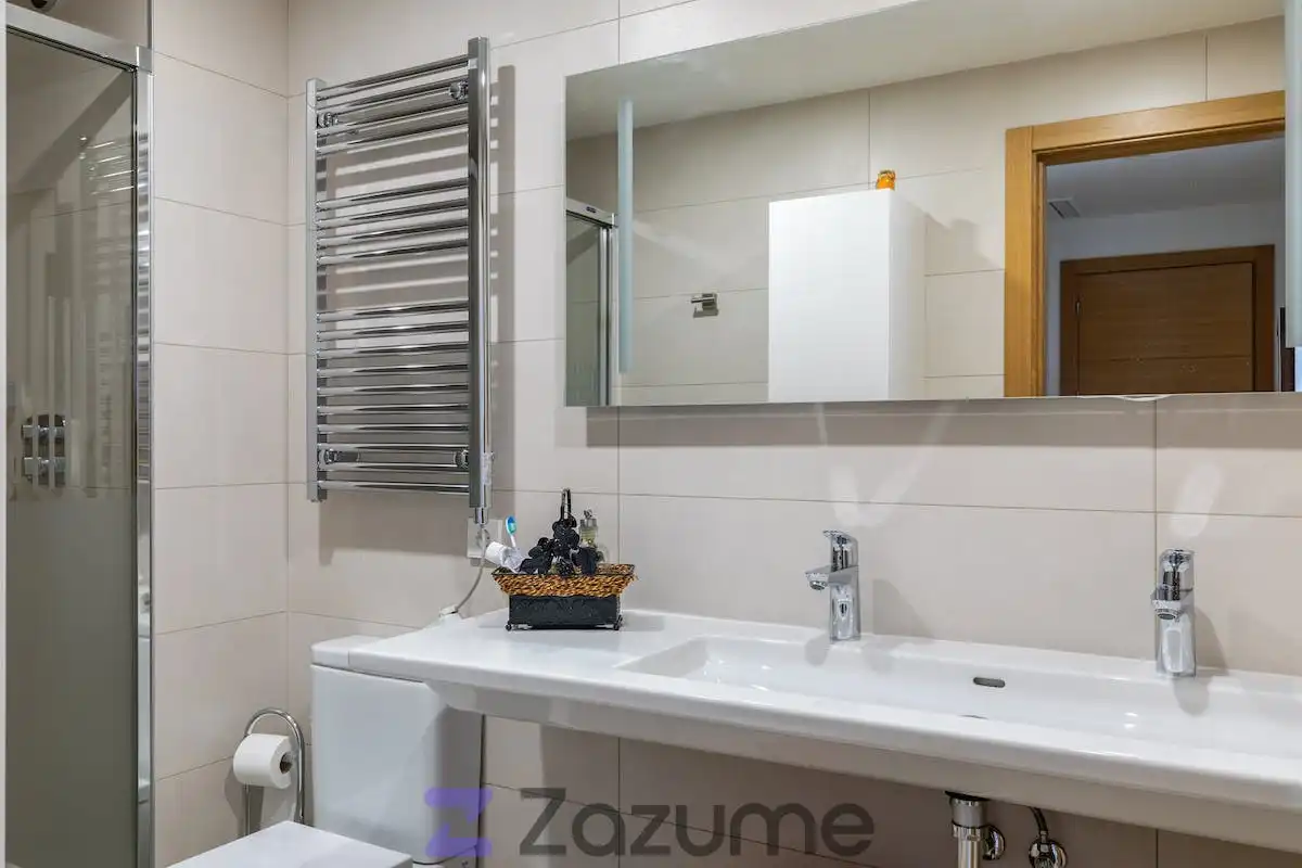 Bathroom of Flat for rent in Madrid  with Air Conditioner, Private garden and Terrace
