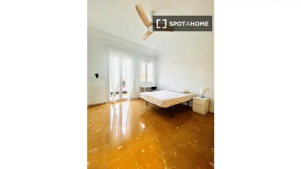 Bedroom of Flat for share in Sur