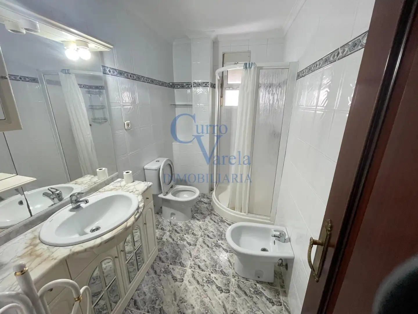 Badezimmer von Wohnung zum Verkauf in Dos Hermanas mit Klimaanlage, Abstellraum und Möbliert