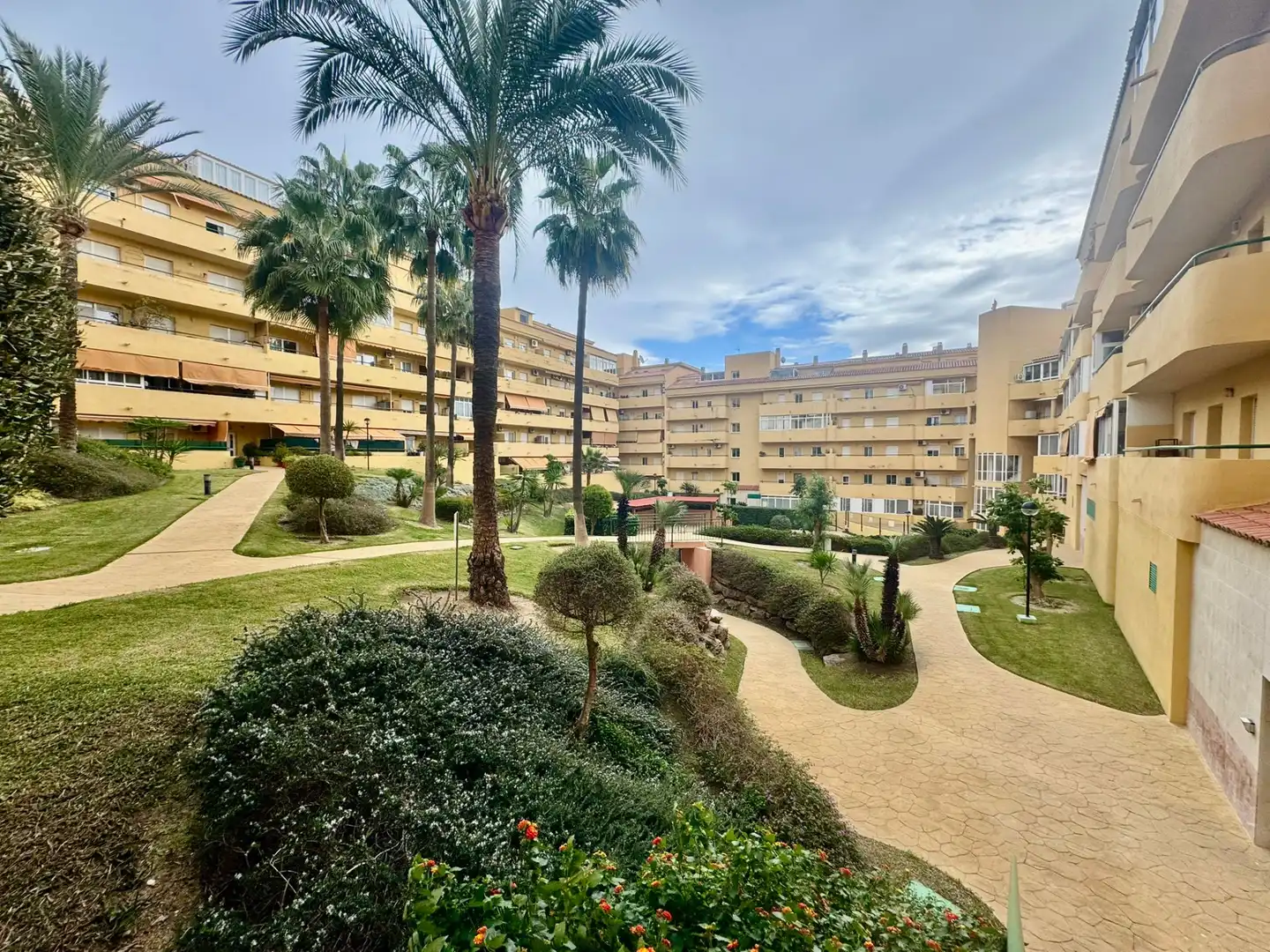 Vista exterior de Piso en venta en Fuengirola con Terraza, Amueblado y Horno