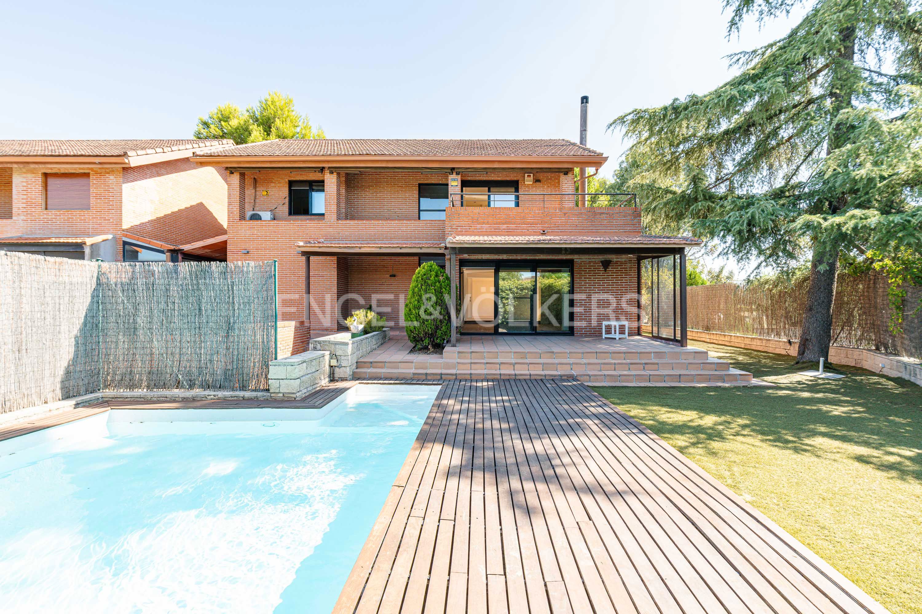 Vista exterior de Casa adosada de lloguer en Pozuelo de Alarcón amb Aire condicionat, Calefacció i Jardí privat