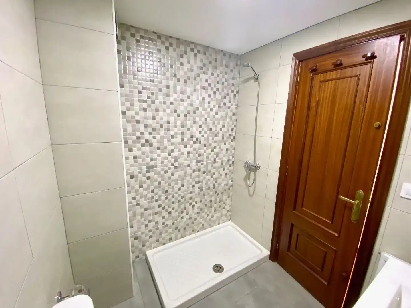 Bathroom of Flat for rent in Vigo   with Parquet flooring and Storage room