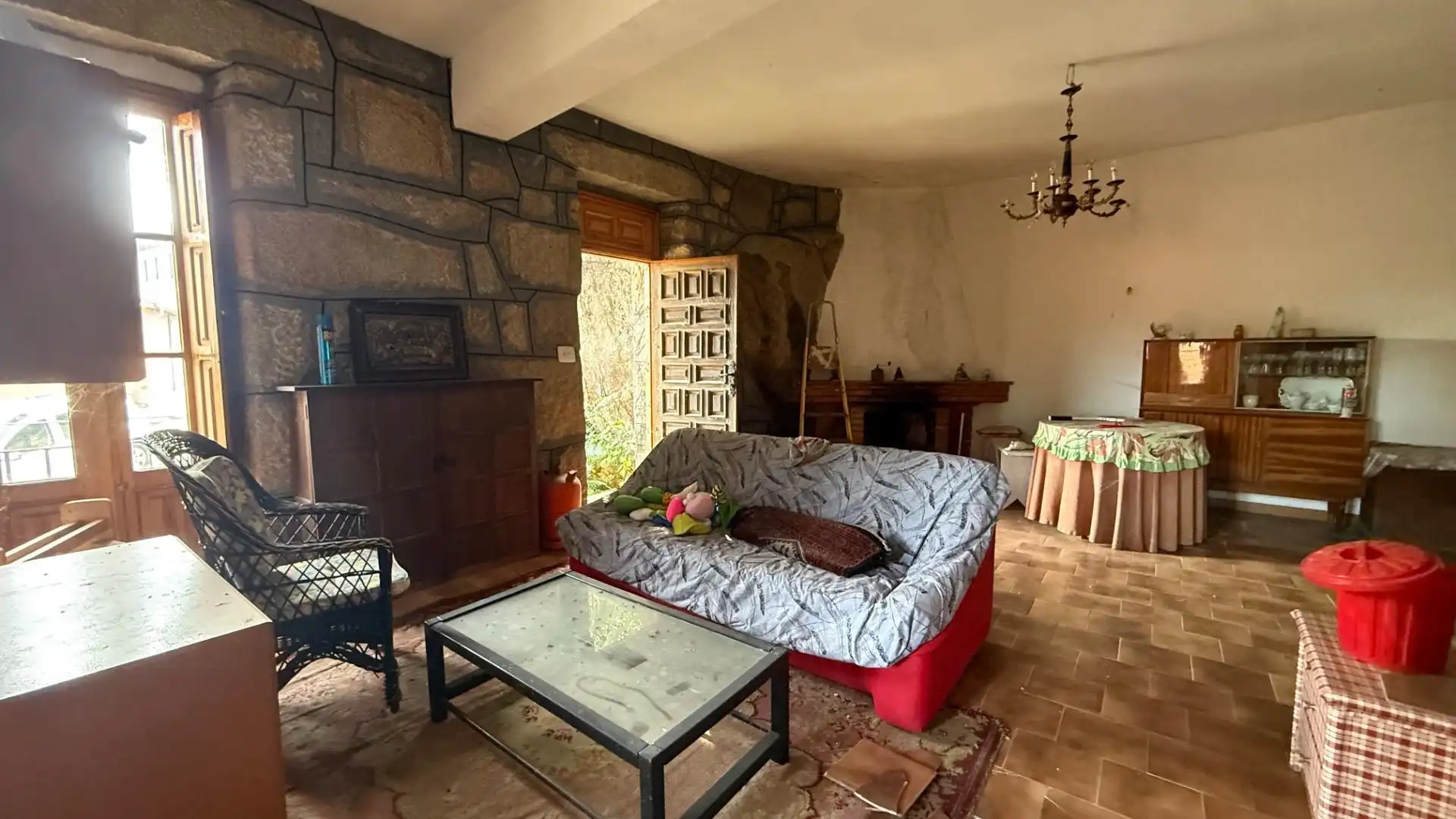 Sala d'estar de Casa o xalet en venda en Toén amb Jardí privat, Moblat i Balcó