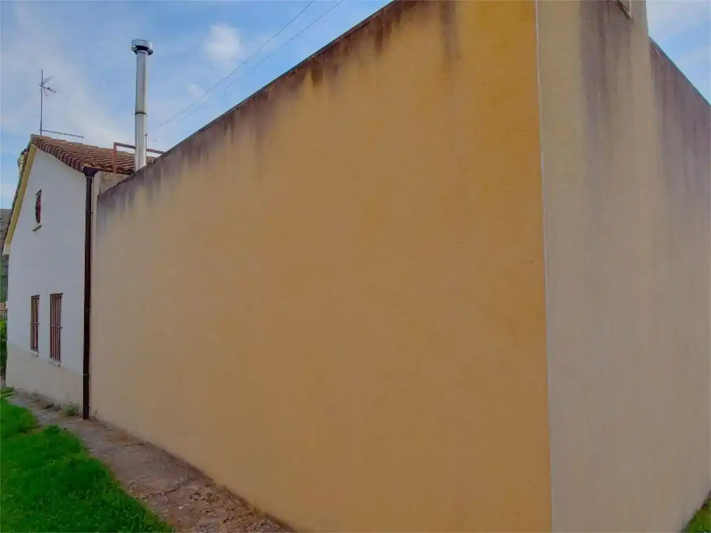 Vista exterior de Casa adosada en venda en Sepúlveda amb Jardí privat, Traster i Moblat