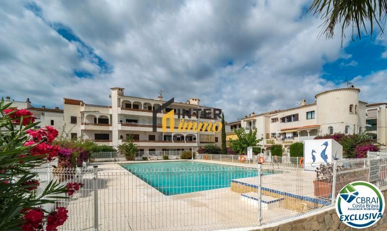 Exterior view of Flat for sale in Empuriabrava  with Air Conditioner and Community pool