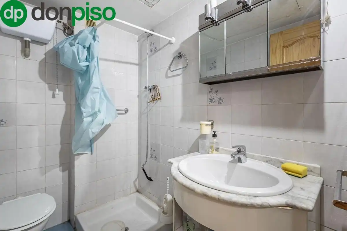 Bathroom of Flat for sale in Granada  with Heating and Balcony