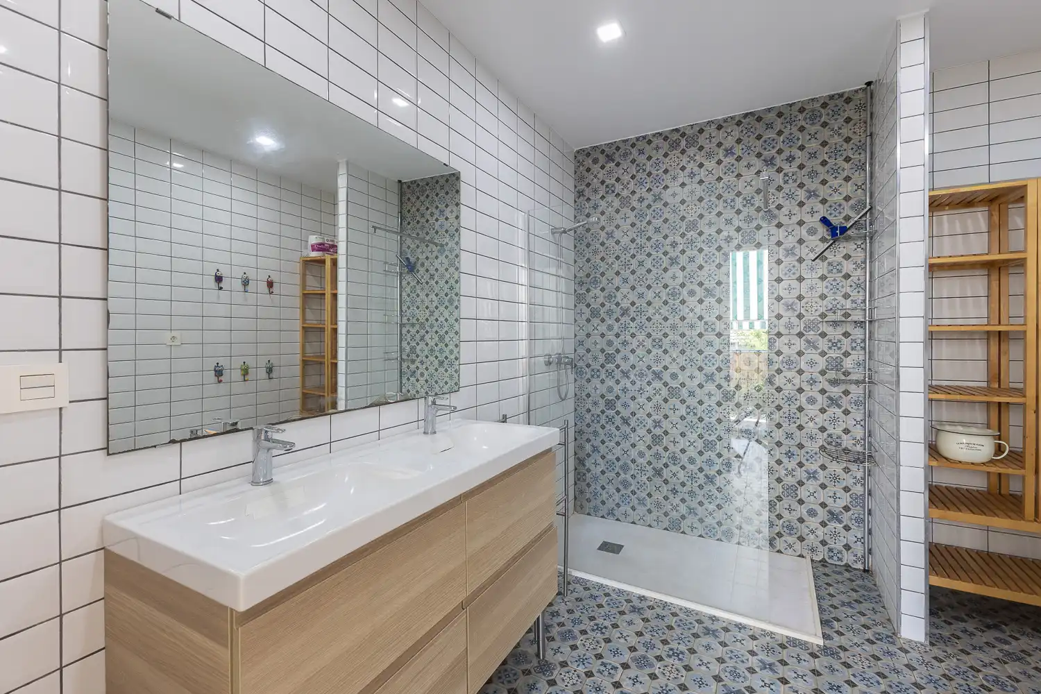 Badezimmer von Wohnung zur Miete in Valencia mit Klimaanlage, Heizung und Parkett